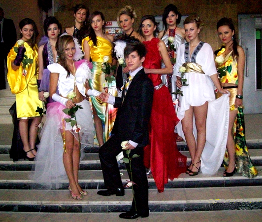 Alin Lazăr împreună cu fetele care au purtat creaţile sale