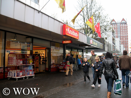 Magazinul Kruidvat are absolut tot ce vrei, de la cosmetice şi dulciuri, la produse farmaceutice