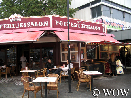 Cofetărie în Rotterdam; aici poţi savura o cafea Douwe Egberts şi o „stroopwafel” delicioasă