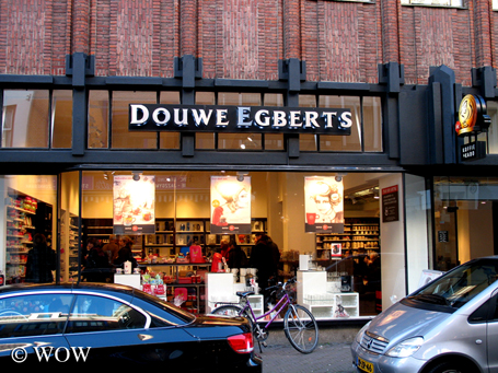 Douwe Egberts în Haga; cafeneaua e plină şi atrage persoane de toate vârstele; aici poţi citi ziare sau cărţi