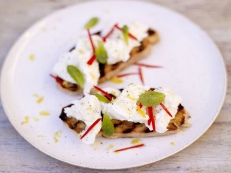 Crostini gustoase cu mozarella, chilli şi lămâie