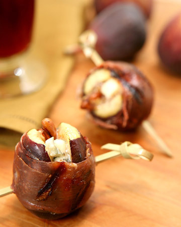 Prosciutto umplut cu blue cheese, curmale şi nuci