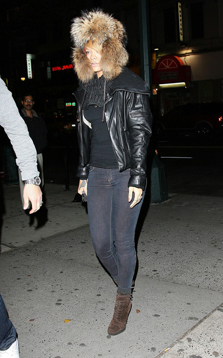 Rihanna la o sesiune de Christmas Shopping cu asistenta Melissa Forde în New York City