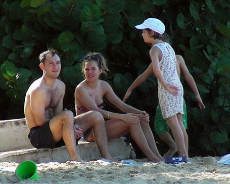 Jude Law, Sienna Miller si copiii, in vacanta in Barbados