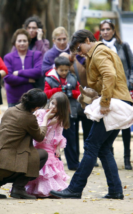 Katie Holmes şi Tom Cruise în Sevilla, Spania, pe 6 decembrie