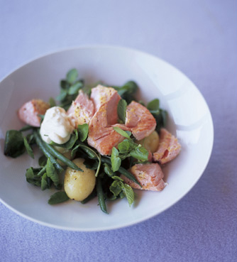 Salată cu somon prăjit